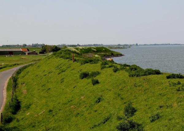 De dijk bij Warder